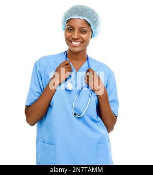 Fidati di me, im un medico. Studio shot di un giovane medico fiducioso in posa su uno sfondo bianco. Foto Stock