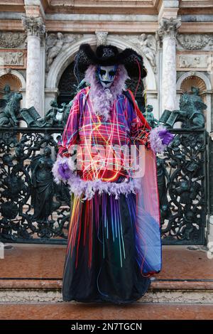 Venezia, Italia. 11th febbraio 2023. I turisti che indossano costumi e maschere di carnevale tradizionali, insieme ai turisti, si riversano a Venezia per il Carnevale di Venezia. Credit: Carolyn Jenkins/Alamy Live News Foto Stock