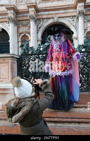 Venezia, Italia. 11th febbraio 2023. I turisti che indossano costumi e maschere di carnevale tradizionali, insieme ai turisti, si riversano a Venezia per il Carnevale di Venezia. Credit: Carolyn Jenkins/Alamy Live News Foto Stock