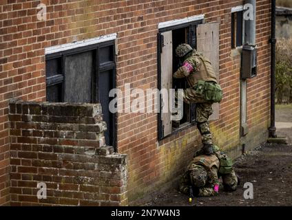 REGNO UNITO. 10th Feb, 2023. INGHILTERRA DEL NORD - soldati ucraini durante un'operazione di addestramento Interflex. Durante questa operazione, i marinai olandesi addestrano i soldati per l'esercito ucraino. ANP SEM VAN DER WAL netherlands OUT - belgium OUT Credit: ANP/Alamy Live News Foto Stock