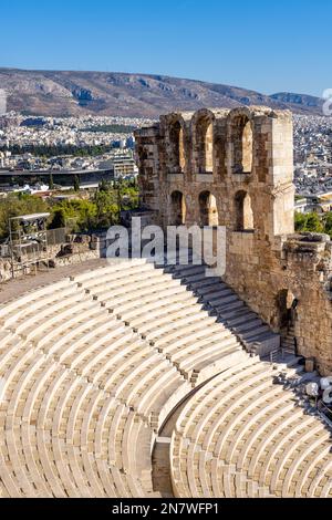 Odeon di Erode Attico o teatro romano di Erodeion presso il sito dell'Acropoli in una serata di sole ad Atene in Grecia Foto Stock