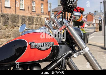 Llangollen Wales united kingdom July 16 2022 primo piano logo Triumph su serbatoio di gas per moto rosso e nero Foto Stock