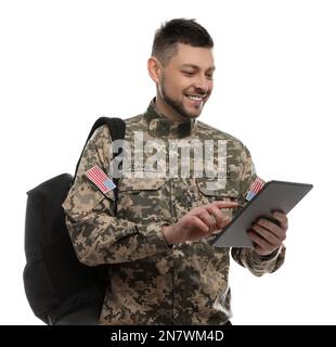 Cadet con zaino e tablet isolato su bianco. Educazione militare Foto Stock