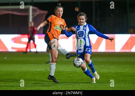 Ulrike De Frere (11) di Aalst e Bodil Van Den Heuvel (22) di Gent nella foto di una partita di calcio femminile tra AA Gent Ladies ed Eendracht Aalst il 20° giorno della stagione 2022 - 2023 della belga Lotto Womens Super League , Venerdì 10 febbraio 2023 a Oostakker, BELGIO. FOTO SPORTPIX | Stijn Audooren Credit: David Catry/Alamy Live News Foto Stock