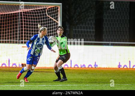 Portiere Hazel Engelen (27) di Aalst e Isa Dekker (11) di Gent nella foto di una partita di calcio femminile tra AA Gent Ladies e Eendracht Aalst il 20 ° giorno della stagione 2022 - 2023 del belga Lotto Womens Super League , Venerdì 10 febbraio 2023 a Oostakker, BELGIO. FOTO SPORTPIX | Stijn Audooren Credit: David Catry/Alamy Live News Foto Stock