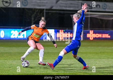 Aster Janssen (13) di Aalst e Isa Dekker (11) di Gent nella foto di una partita di calcio femminile tra AA Gent Ladies ed Eendracht Aalst il 20° giorno della stagione 2022 - 2023 della belga Lotto Womens Super League , venerdì 10 febbraio 2023 a Oostakker , BELGIO . FOTO SPORTPIX | Stijn Audooren Credit: David Catry/Alamy Live News Foto Stock