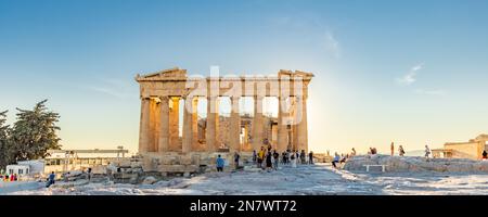 Tempio del Partenone presso il sito dell'Acropoli in una serata di sole ad Atene in Grecia Foto Stock