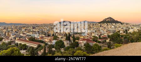 Vista dalla collina del sito dell'Acropoli in una serata di sole durante il tramonto ad Atene in Grecia Foto Stock