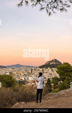 Vista dalla collina del sito dell'Acropoli in una serata di sole durante il tramonto ad Atene in Grecia Foto Stock