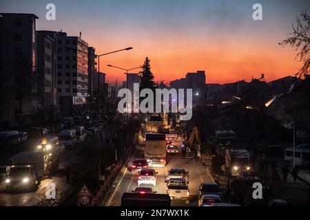 Traffico nel centro della città e il relitto degli edifici distrutti visti durante il tramonto. Lunedì mattina, una forte magnitudine 7,7, centrata nel distretto di Pazarcik, jolted Kahramanmaras e fortemente scosso diverse province, tra cui Gaziantep, Sanliurfa, Diyarbakir, Adana, Adiyaman, Malatya, Osmaniye, Hatay e Kilis. Più tardi, alle 13,24 (1024GMT), un terremoto di magnitudo 7,6 centrato nel distretto di Kahramanmaras' Elbistan colpì la regione. Turkiye ha dichiarato 7 giorni di lutto nazionale dopo terremoti mortali nelle province meridionali. (Foto di Onur Dogman/SOPA Images/Sipa USA) Foto Stock