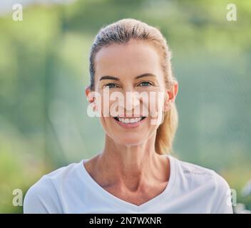 Felice, sport e ritratto di una donna in tennis per allenarsi, fitness e cardio concorrenza su un campo in Francia. Motivazione, esercizio fisico e volto di A. Foto Stock