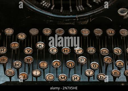 Closeup di tasti bottoni della macchina da scrivere vintage vecchio stile Underwood, dettagli di scrittura retro tastiera macchina impolverata Foto Stock