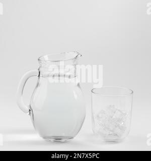 bicchiere d'acqua riempito di ghiaccio Foto Stock