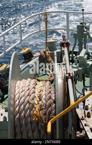 Corda nautica spessa sul ponte del traghetto per auto Foto Stock