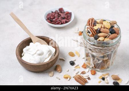 colazione ravvicinata con yogurt a base di noci Foto Stock