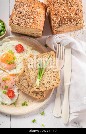 Colazione all'americana con pane e uova fritte. Toast con uova e pancetta. Foto Stock