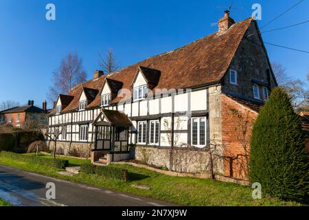 Edificio storico incorniciato in legno, The Old House, West Lavington, Wiltshire, Inghilterra, Regno Unito - fine C16, inizio C17, e più tardi C17 Foto Stock