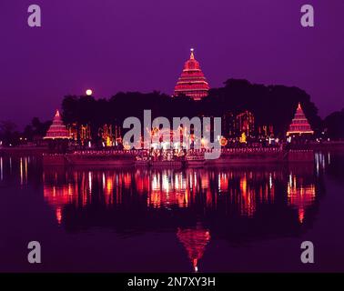 Mariamman Teppakulam illuminato o Vandiyur Tank durante il float festival a Madurai, Tamil Nadu, India, Asia Foto Stock