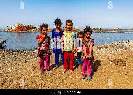 Bambini arabi paludi, paludi mesopotamiane, Ahwar del sud dell'Iraq, sito dell'UNESCO, Iraq Foto Stock