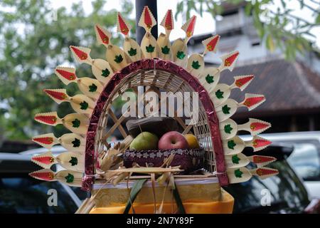 Tradizionale decor Balinese usato per mettere Canang Sari il giorno di Galungan Foto Stock