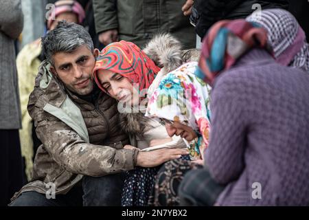 La gente piange la morte dei loro parenti dopo un terremoto. Lunedì mattina, una forte magnitudine 7,7, centrata nel distretto di Pazarcik, jolted Kahramanmaras e fortemente scosso diverse province, tra cui Gaziantep, Sanliurfa, Diyarbakir, Adana, Adiyaman, Malatya, Osmaniye, Hatay e Kilis. Più tardi, alle 13,24 (1024GMT), un terremoto di magnitudo 7,6 centrato nel distretto di Kahramanmaras' Elbistan colpì la regione. Turkiye ha dichiarato 7 giorni di lutto nazionale dopo terremoti mortali nelle province meridionali. (Foto di Onur Dogman/SOPA Images/Sipa USA) Foto Stock