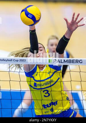 08 febbraio 2023, Meclemburgo-Pomerania occidentale, Schwerin: Pallavolo, Donne: Coppa CEV, SSC Palmberg Schwerin - SDB Scandicci, quarti di finale, seconde gambe, ARENA Schwerin. Lindsey Ruddins di SSC Palmberg Schwerin blocca una palla in rete. Foto: Jens Büttner/dpa Foto Stock