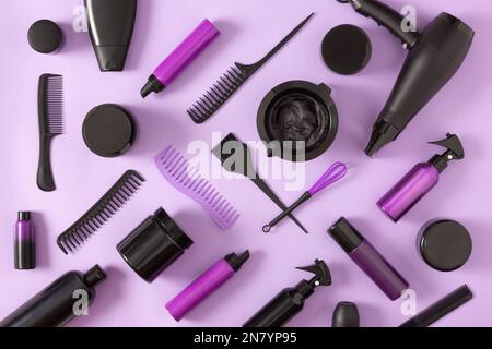 Prodotti per la cura dei capelli, styling e colorazione con utensili per la tintura dei capelli. Vista dall'alto, disposizione piatta Foto Stock