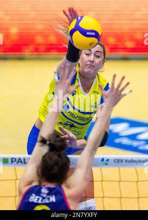 08 febbraio 2023, Meclemburgo-Pomerania occidentale, Schwerin: Pallavolo, Donne: Coppa CEV, SSC Palmberg Schwerin - SDB Scandicci, quarti di finale, seconde gambe, ARENA Schwerin. Lindsey Ruddins della SSC Palmberg Schwerin in rete. Foto: Jens Büttner/dpa Foto Stock