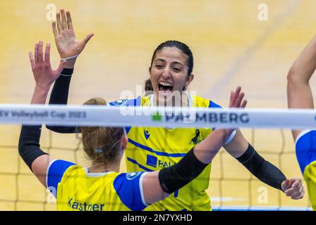 08 febbraio 2023, Meclemburgo-Pomerania occidentale, Schwerin: Pallavolo, Donne: Coppa CEV, SSC Palmberg Schwerin - SDB Scandicci, quarti di finale, seconde gambe, ARENA Schwerin. Tutku Burcu Yüzgenc della SSC Palmberg Schwerin si fa il tifo dopo aver vinto un punto. Foto: Jens Büttner/dpa Foto Stock