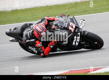 Kuala Lumpur, Malesia. 11th Feb, 2023. Il pilota spagnolo Maverick Vinales dell'Aprillia Racing in azione durante il test ufficiale della MotoGP di Sepang al circuito internazionale di Sepang. Credit: SOPA Images Limited/Alamy Live News Foto Stock