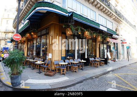 Parigi, Francia-15 gennaio 2023 : il tradizionale caffè francese le Royal situato sulla famosa via Saint Honore a Parigi. Francia. Foto Stock