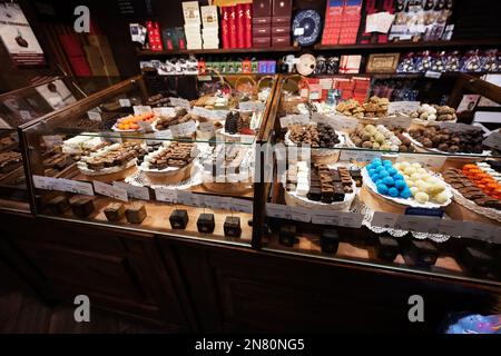 Ternopil, Ucraina - 10 febbraio 2023: Dolci in mostra nel laboratorio di cioccolato. Foto Stock