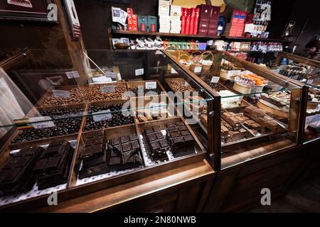 Ternopil, Ucraina - 10 febbraio 2023: Dolci in mostra nel laboratorio di cioccolato. Foto Stock