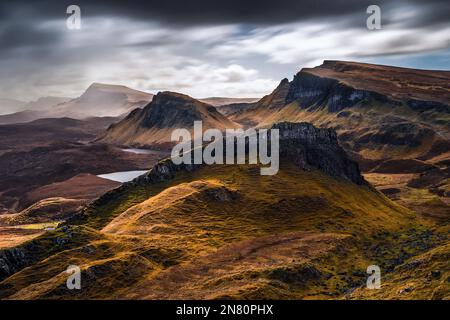 Isola di Skye, Scozia - nuvole scure sul Quiraing in una nuvolosa giornata primaverile alle Highlands scozzesi, Regno Unito Foto Stock