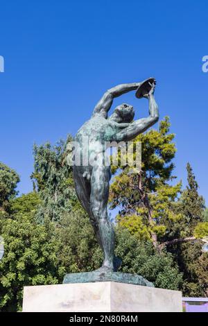 Atene, Grecia - 25 settembre 2021: Scultura in bronzo discobolo attlito di fronte allo Stadio Panathenaico o Kallimarmaro ad Atene in Grecia Foto Stock