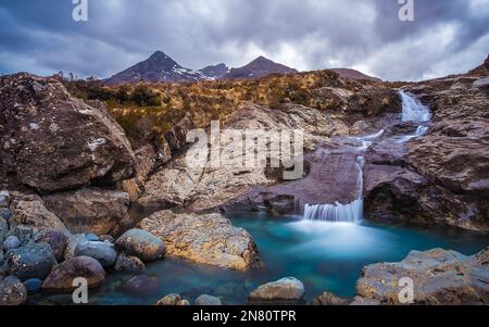 Isola di Skye, Scozia - gli altopiani scozzesi in una giornata nuvolosa al fiume Sligachan con cielo nuvoloso Foto Stock