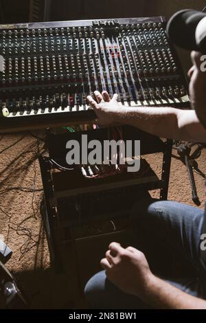 Mixer audio vecchio stile in studio closeup Foto Stock