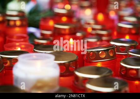 Candele rosse in occasione dell'anniversario della rivoluzione del velluto ceco il 17th novembre a Praga Foto Stock