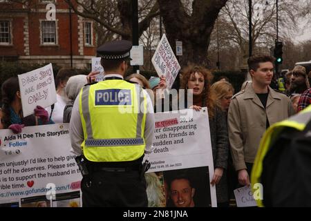 Londra UK, 11/Feb/2023 proteste e controstranze salutano l'evento Drag Queen Story Hour alla galleria Tate Britain. Credito: Roland Ravenhill/Alamy Foto Stock
