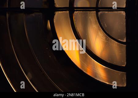 Lente Fresnel di una lampada del faro. Si tratta di un tipo di lente compatta composita sviluppata dal fisico francese Augustin-Jean Fresnel per l'uso nel campo della luce Foto Stock