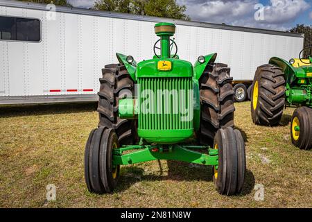 Fort Meade, FL - 22 febbraio 2022: Vista frontale in alto di un trattore speciale per riso John Deere 830 del 1959 in occasione di una fiera locale dei trattori. Foto Stock