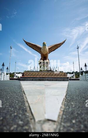 Uno scatto verticale del simbolo della statua dell'aquila a Dataran Lang a Langkawi, Malesia. Foto Stock