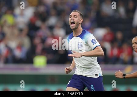 Al Khor, Qatar. 10th Nov 2022. Jordan Henderson of England reagisce durante la Coppa del mondo FIFA Qatar 2022 quarti di finale partita tra Inghilterra e Francia al Bayt Stadium. Punteggio finale: Inghilterra 1:2 Francia. (Foto di Grzegorz Wajda/SOPA Images/Sipa USA) Credit: Sipa USA/Alamy Live News Foto Stock