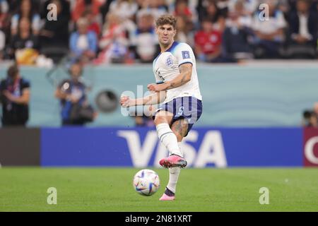 Al Khor, Qatar. 10th Nov 2022. John Stones of England in azione durante la Coppa del mondo FIFA Qatar 2022 quarti di finale partita tra Inghilterra e Francia al Bayt Stadium. Punteggio finale: Inghilterra 1:2 Francia. (Foto di Grzegorz Wajda/SOPA Images/Sipa USA) Credit: Sipa USA/Alamy Live News Foto Stock