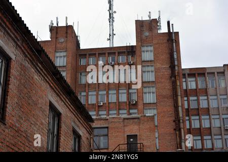 Un grande edificio commissionato in mattoni rossi, un edificio molto interessante, che si trova nella città di Dnipro, Ucraina. Foto Stock