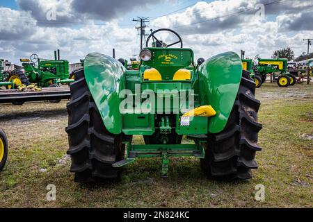 Fort Meade, FL - 22 febbraio 2022: Vista prospettica posteriore di un trattore speciale per riso John Deere 830 del 1959 in occasione di una fiera locale dei trattori. Foto Stock