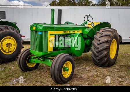 Fort Meade, FL - 22 febbraio 2022: Vista dall'alto in prospettiva dell'angolo anteriore di un trattore speciale per riso John Deere 830 del 1959 in occasione di una fiera locale dei trattori. Foto Stock