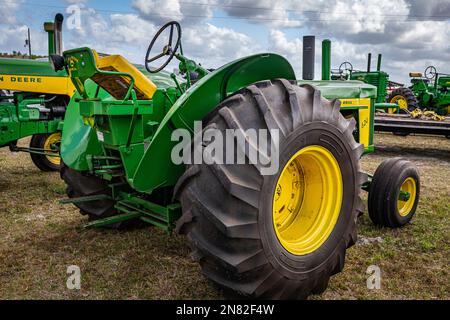 Fort Meade, FL - 22 febbraio 2022: Vista dall'alto dell'angolo posteriore di un trattore speciale per riso John Deere 830 1959 in occasione di una fiera locale dei trattori. Foto Stock