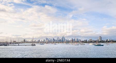 Melbourne, Victoria, Australia - Vista dello skyline della citta' attraverso Port Phillip Bay dal Molo di St Kilda Foto Stock