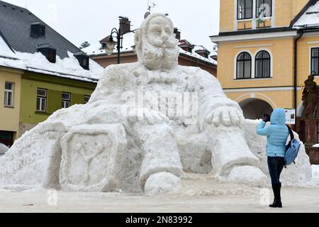 Jilemnice, Repubblica Ceca. 11th Feb, 2023. Nella città di Jilemnice vanta la scultura di neve del gigante JAN NEPOMUK FRANTISEK HARRACH. La scultura fu creata dall'artista Josef Dufek nella piazza principale di Jilemnice (125 chilometri a nord di Praga) nella Repubblica Ceca.Jan Nepomuk Frantisek Conte di Harrach era un nobile ceco della famiglia Harrach, politico, patrono e uomo d'affari. È stato sostenitore del programma costituzionale ceco, è stato attivamente coinvolto nello sviluppo della vita culturale e politica ceca, anche durante la costruzione del National Foto Stock